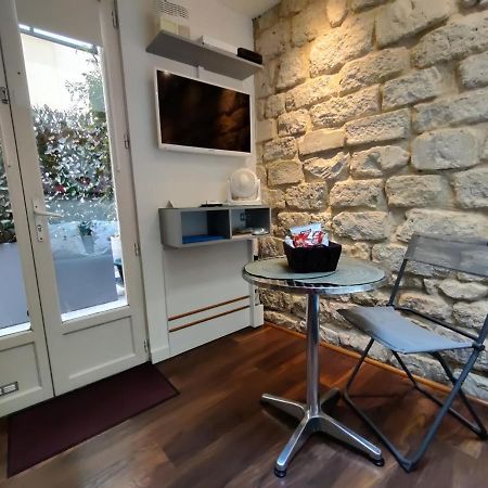 Romantic Tiny House Inside Montmartre Parigi Esterno foto